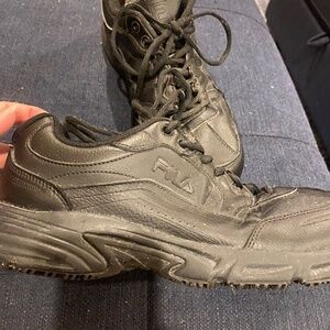 Men’s Fila non-slip leather work tennis shoes 11.5 wide